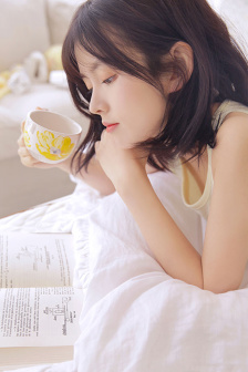 她胸前的一对兔子弹跳出来